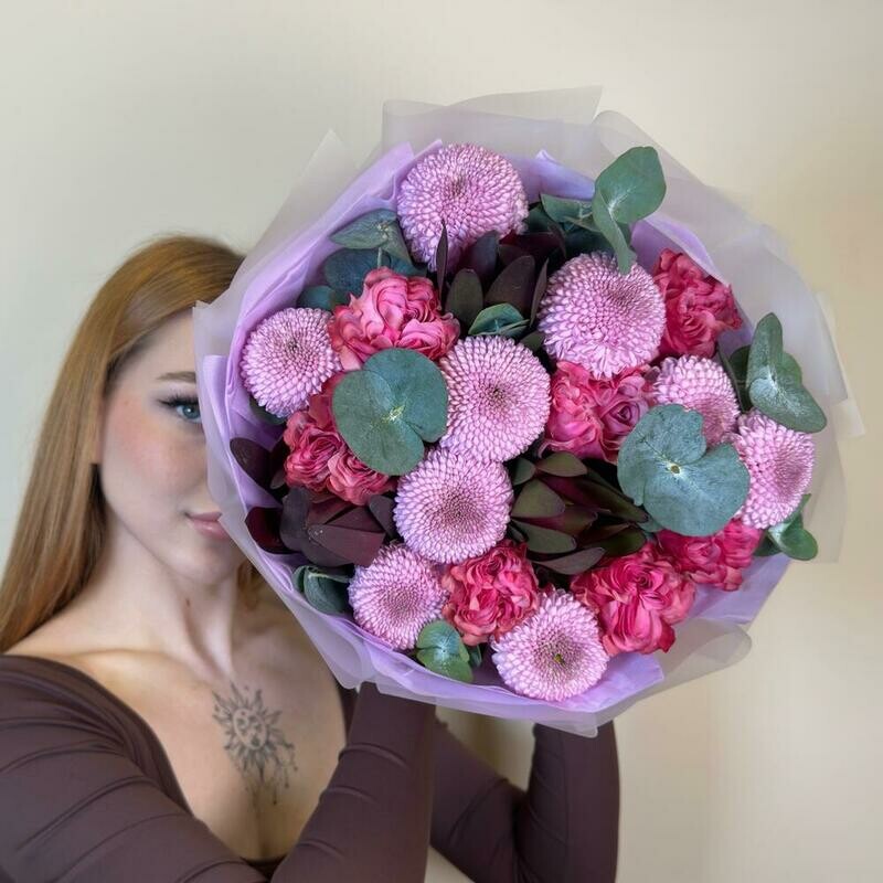 Avtorskij buket s hrizantemoj Momoko i pionovidnoj rozoj, premium