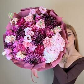 PREMIUM Avtorskij buket s hrizantemoj bigudi i rozovoj gortenziej