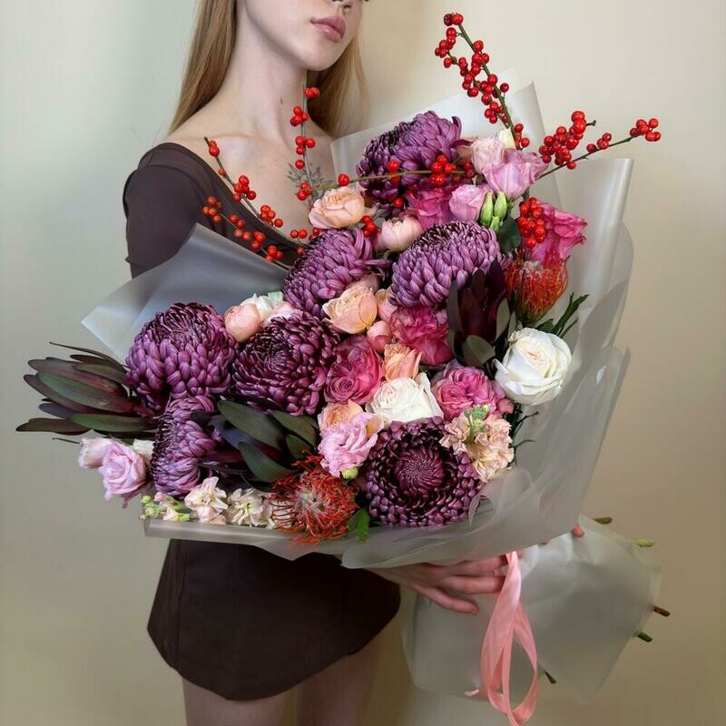 Премиум Авторский букет с илексом и хризантемой бигуди, премиум