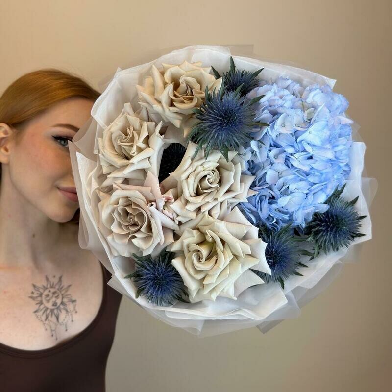 Avtorskij buket s nebesnoj gortenziej i rozoj Menta, premium