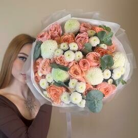 Avtorskij buket s pionovidnoj rozoj Dzhul_etta i hrizantemoj