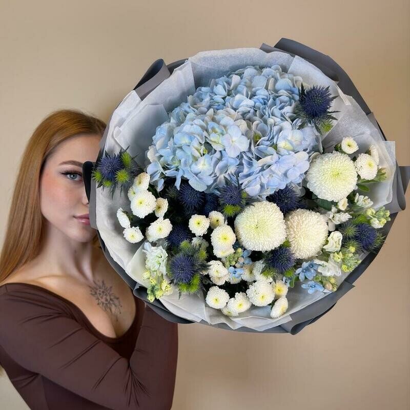 Avtorskij buket s nebesnoj gortenziej i beloj hrizantemoj, premium