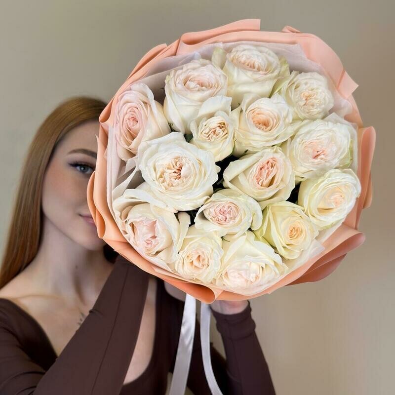 Mono pionovidnaya roza Vajt O Hara 15, 15 pionovidnih roz