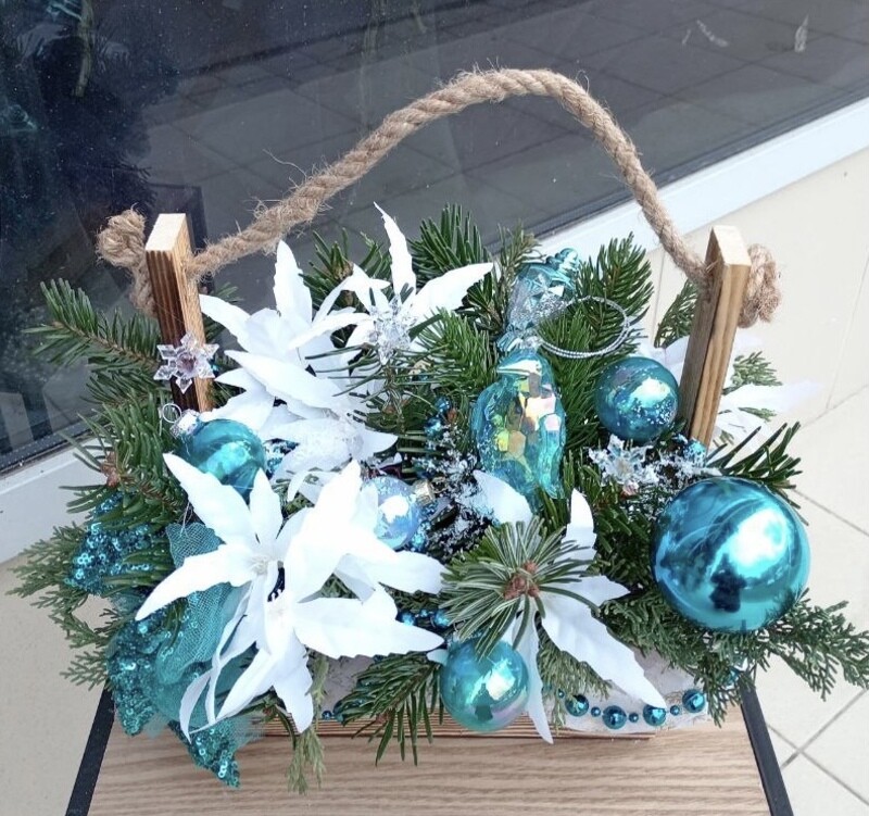 Novogodnyaya kompozitciya v yashike, reduced