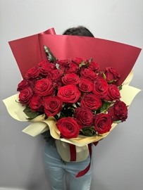 25 красных роз сорта престиж