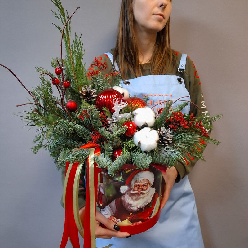 Новогодняя композиция в красном оформлении, премиум