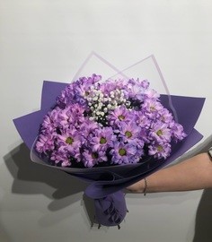 Buket iz romashkovidnih hrizantem i gipsofili