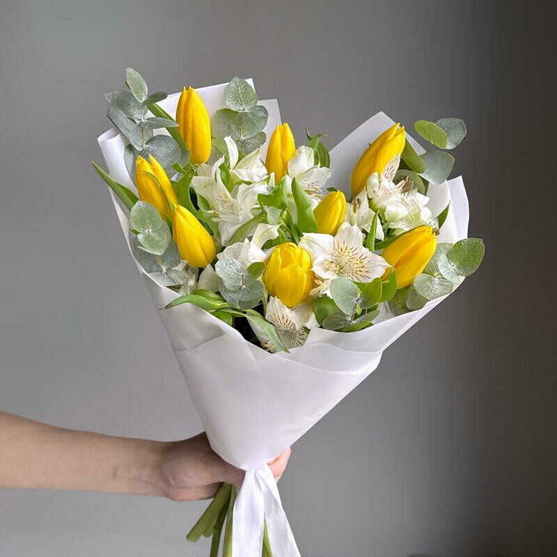 Яркий букет: желтые тюльпаны, белая альстромерия и эвкалипт, стандартный