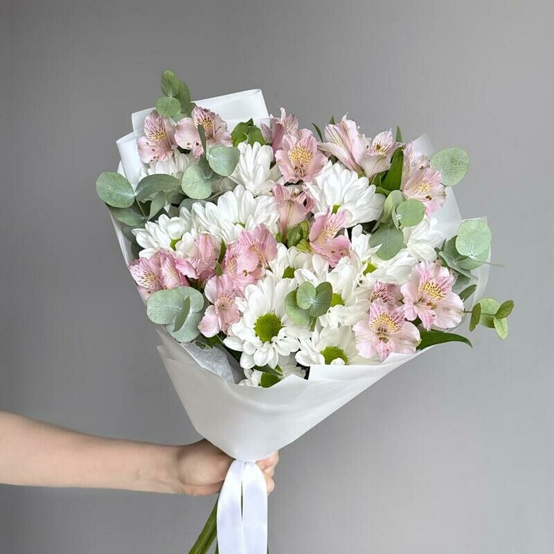 Букет из ромашковых хризантем и альстромерий, стандартный