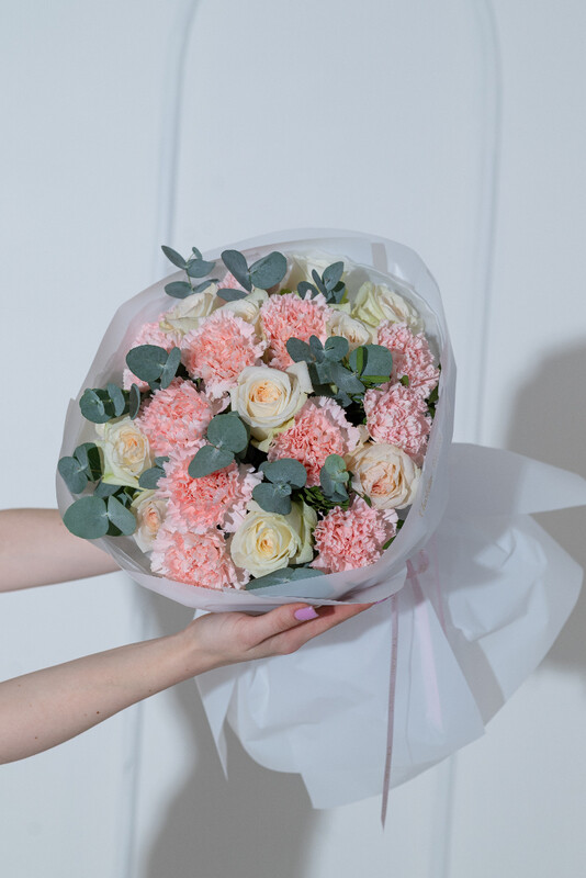 Bol_shoj buket iz pionovidnih roz i diantusov, premium