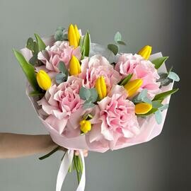 Букет из 5 французских роз и желтых тюльпанов