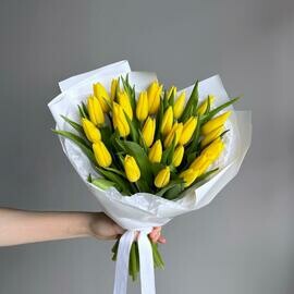 Букет из 25 желтых тюльпанов в упаковке