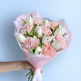 Стильный нежный букет: белые тюльпаны и диантус