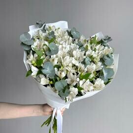 Нежный большой букет из белых альстромерий и эвкалипта