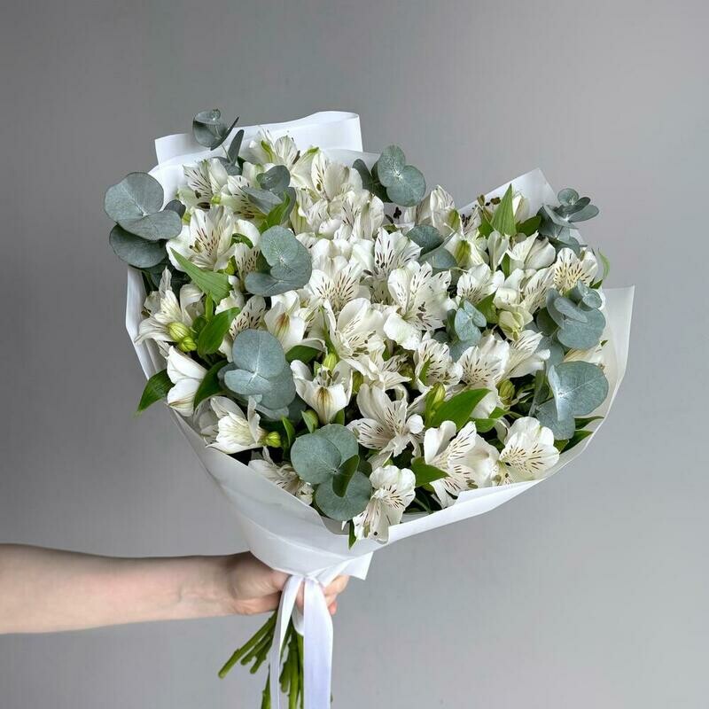 Nezhnij bol_shoj buket iz belih al_stromerij i evkalipta, 15 sht