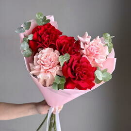 Букет из 5 французских роз с эвкалиптом 