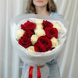 Buket iz 15 krasnih i belih roz