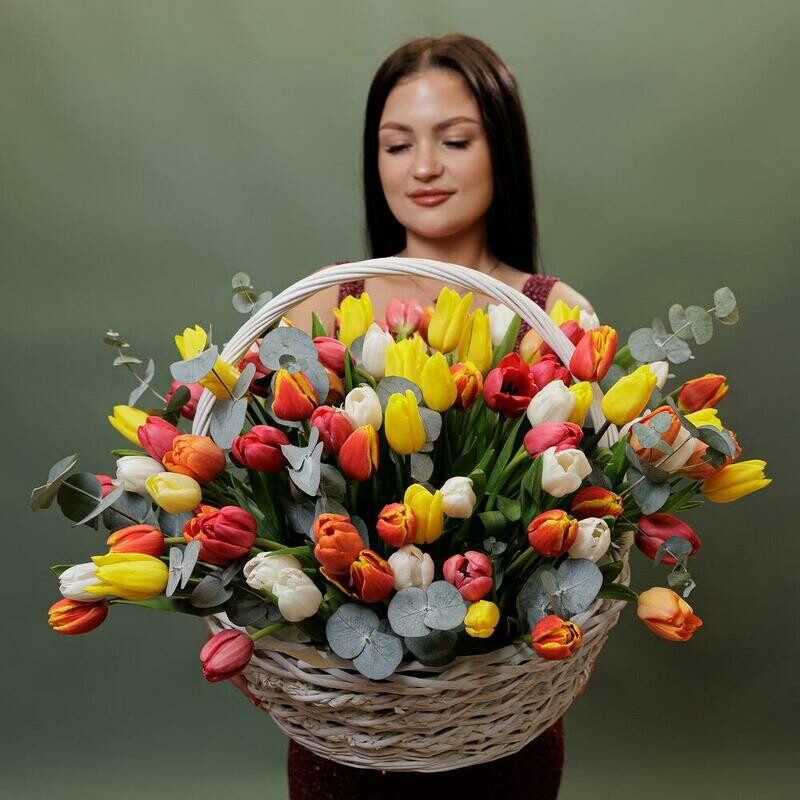 Корзина из 101 разноцветного тюльпана с эвкалиптом, делюкс