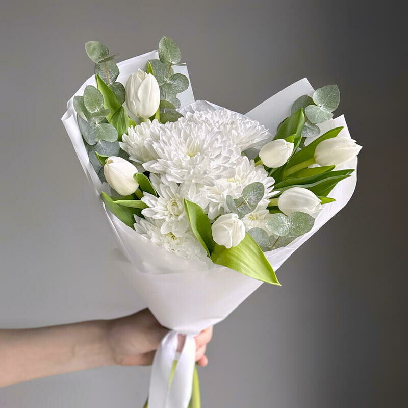 Стильный букет: белые тюльпаны, кустовая хризантема и эвкалипт, уменьшенный