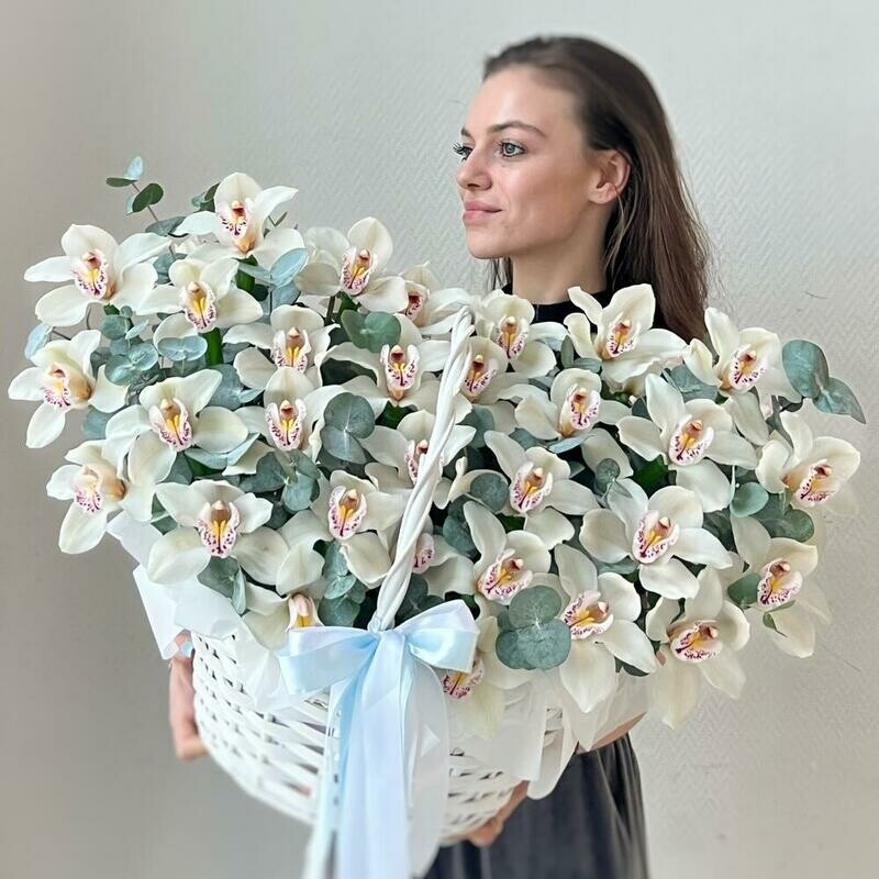 Корзина с 35 белыми орхидеями, премиум