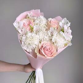 Nezhnij buket iz rozovih roz, beloj al_stromerii i diantusov