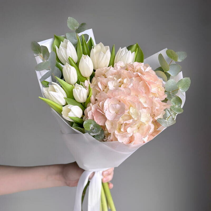 Нежный букет: розовая гортензия, белые тюльпаны и эвкалипт, стандартный
