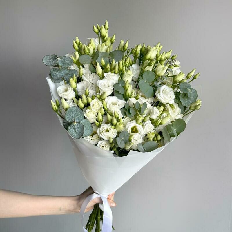 Букет из 11 белых лизиантусов с эвкалиптом, стандартный