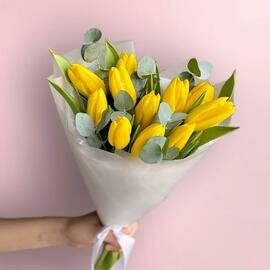 Buket iz 11 zheltih tyul_panov s evkaliptom