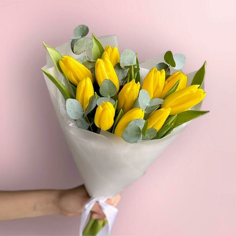 Букет из 11 желтых тюльпанов с эвкалиптом, 11 шт
