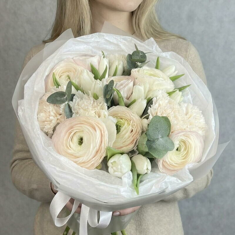 Букет из ранункулюсов, тюльпанов и диантусов, стандартный