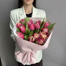 Букет из 15 пионовидных тюльпанов в упаковке