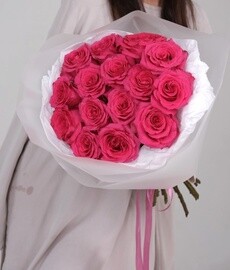 Букет из 15 ярких малиновых роз в фирменной упаковке.