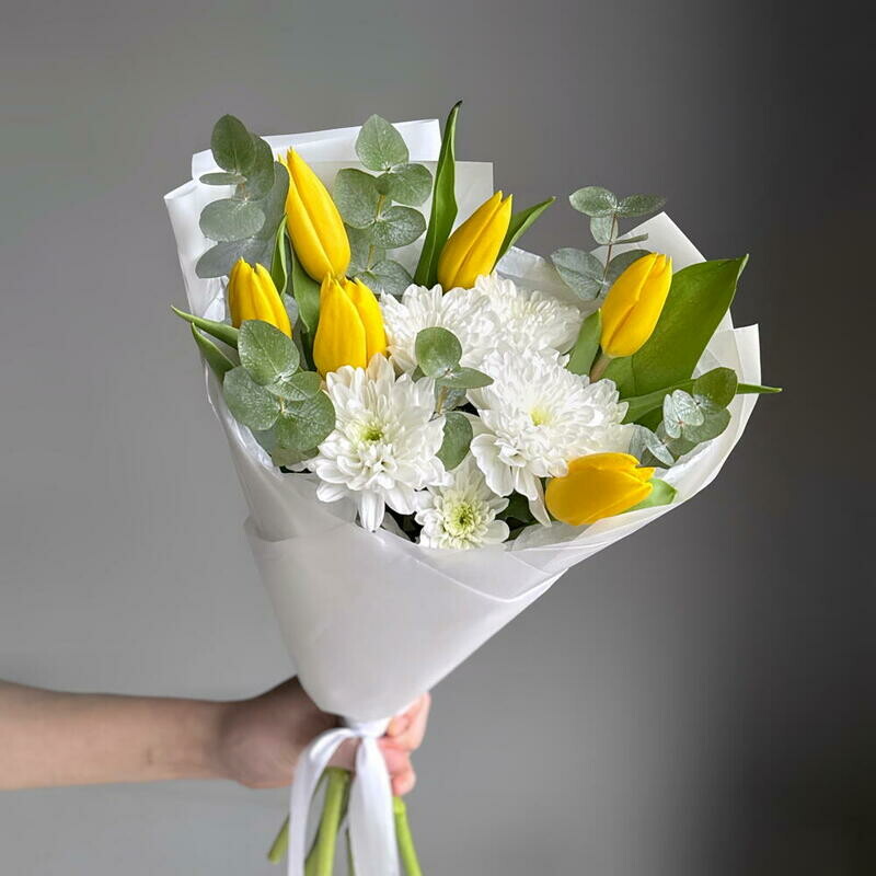 Стильный букет: кустовая хризантема, желтые тюльпаны и эвкалипт, уменьшенный