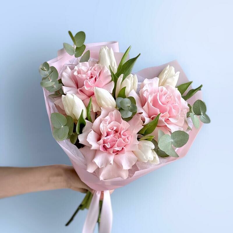 Букет из 3 французских роз и белых тюльпанов, уменьшенный