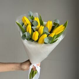 Buket iz 9 zheltih tyul_panov s evkaliptom