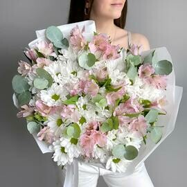 Bol_shoj buket iz romashkovoj hrizantemi i rozovih al_stromerij s evkaliptom