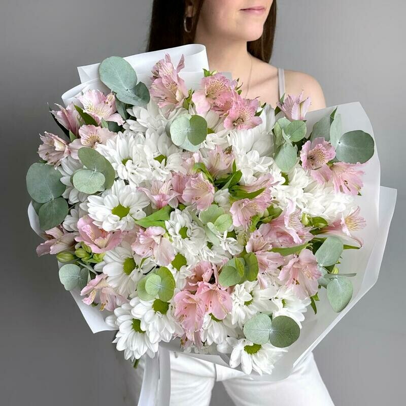 Большой букет из ромашковой хризантемы и розовых альстромерий с эвкалиптом, премиум