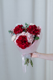 Букет из французских роз с гортензией Charlotte