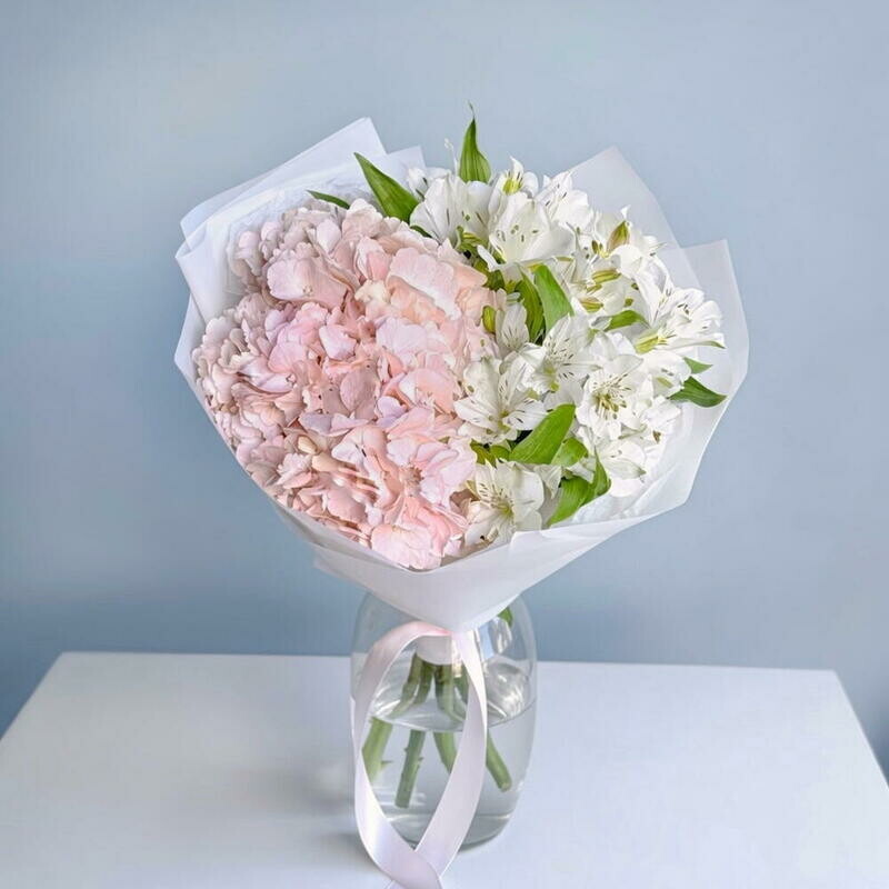 Букет из розовой гортензии и белых альстромерий, уменьшенный