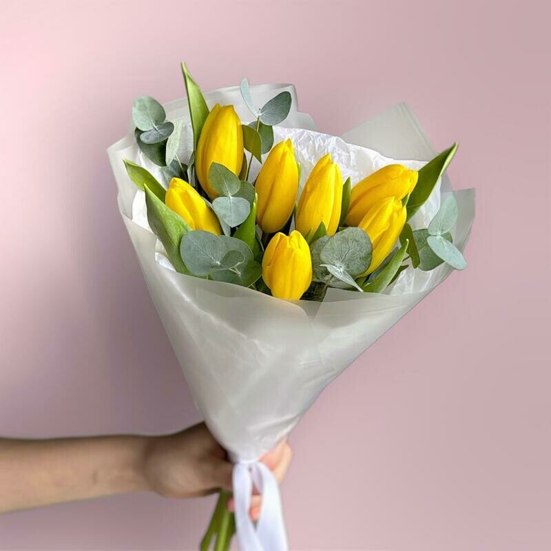 Букет из 7 желтых тюльпанов с эвкалиптом, 7 шт