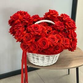 Roskoshnaya korzina iz 65 frantcuzskih roz