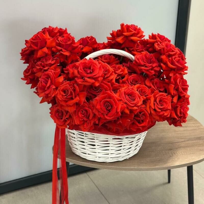 Роскошная корзина из 65 французских роз, делюкс