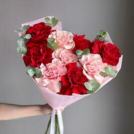 Buket iz 9 frantcuzskih roz s evkaliptom