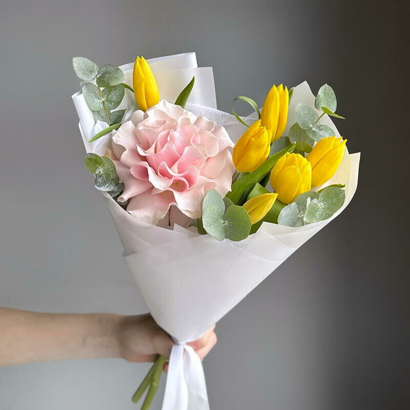 Стильный букет: розовая французская роза, желтые тюльпаны и эвкалипт, уменьшенный
