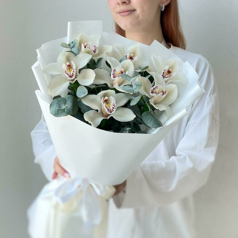 Букет с 7 белыми орхидеями с эвкалиптом, 7 шт