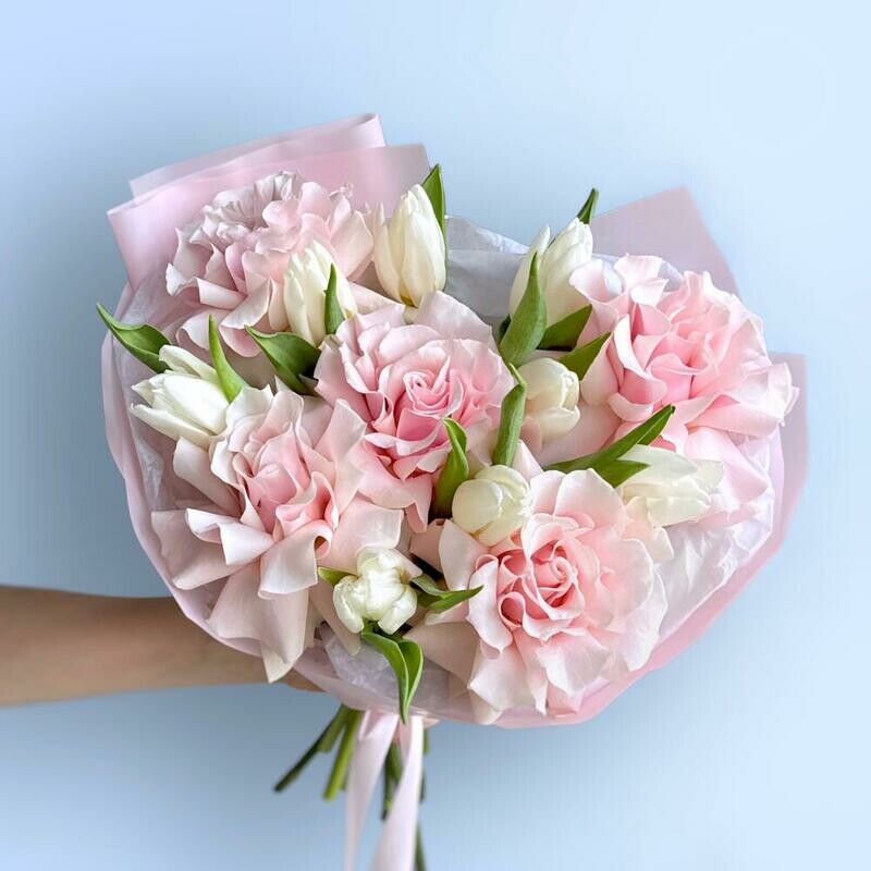 Нежный букет из 5 французских роз и белых тюльпанов, стандартный