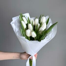 Букет из 11 белых тюльпанов в упаковке
