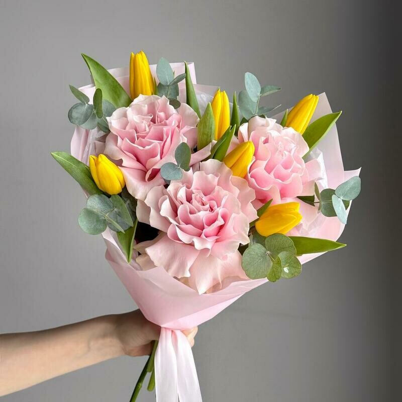 Букет из 3 французских роз и желтых тюльпанов, уменьшенный