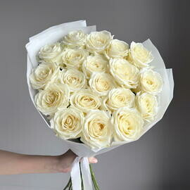 Нежный букет из 19 белых роз в фирменной упаковке