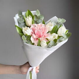 Nezhnij buket: rozovaya frantcuzskaya roza, belie tyul_pani i evkalipt